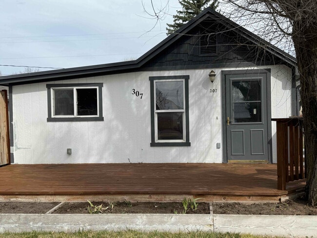 Photo - 307 First Ave E