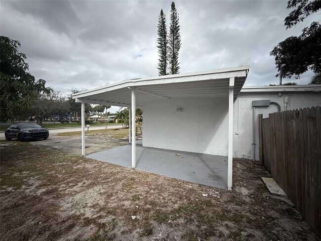 Photo - 1724 NE 50th Ct