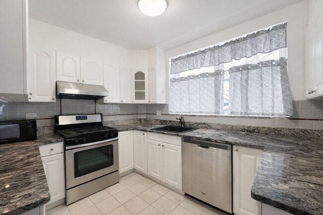 Photo - 68-51-68-53 Clyde St