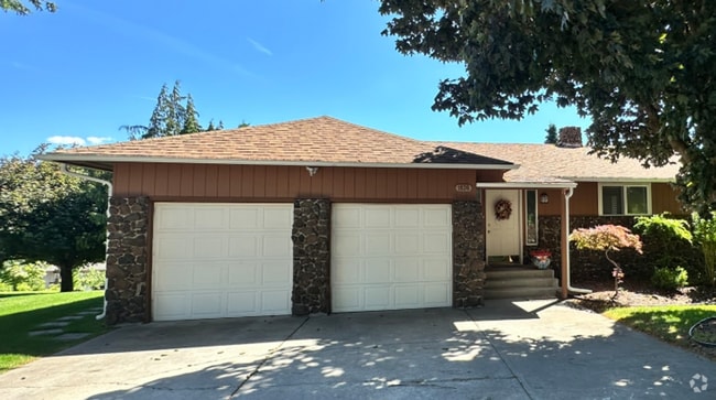 Building Photo - Stunning 3 Bedroom and 3 Bathroom Home, La...
