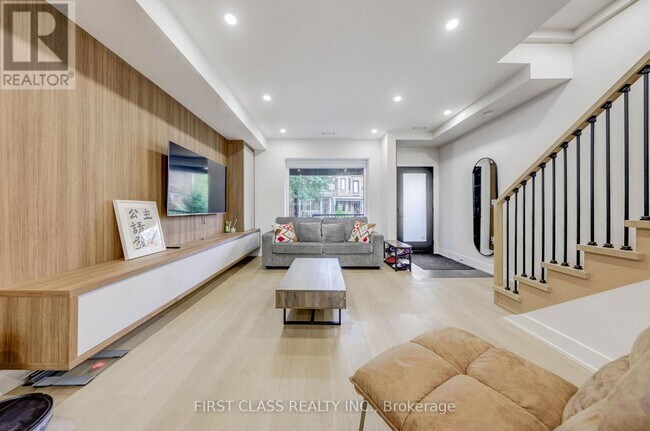 Photo - 431 Roxton Rd
