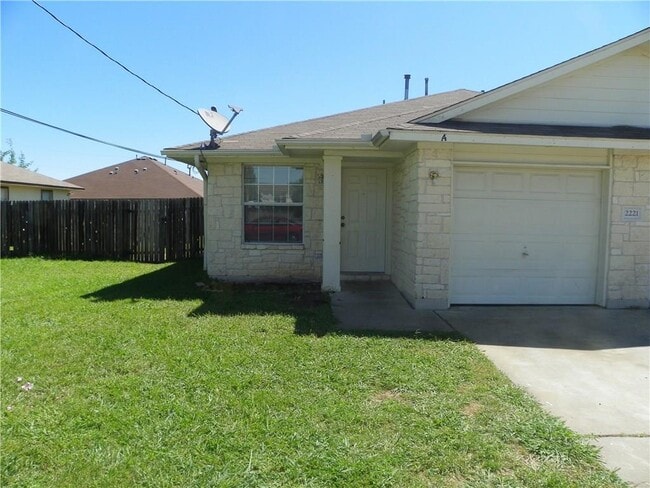 Building Photo - 2221 Creekside Ln