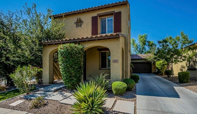 Front of house/main entrance - 280 E Indigo Dr