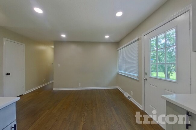 Photo - 607 NE Darwin St