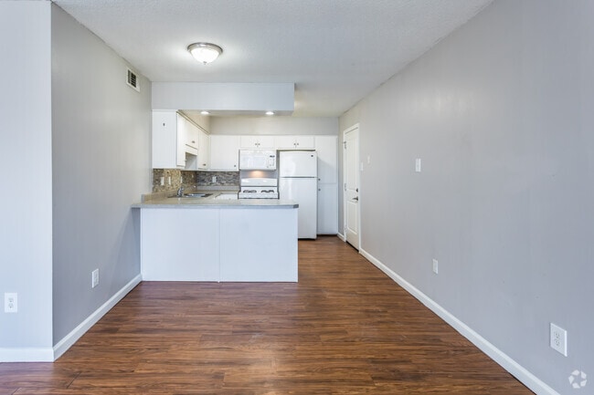 2BR, 1BA - 950SF - Dining Room - The Midtowner