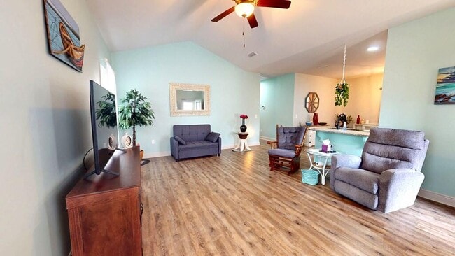 105 Saunders Cir