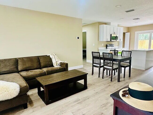 Building Photo - Beautifully Remodeled North Hyde Park Home | Prime Tampa Location