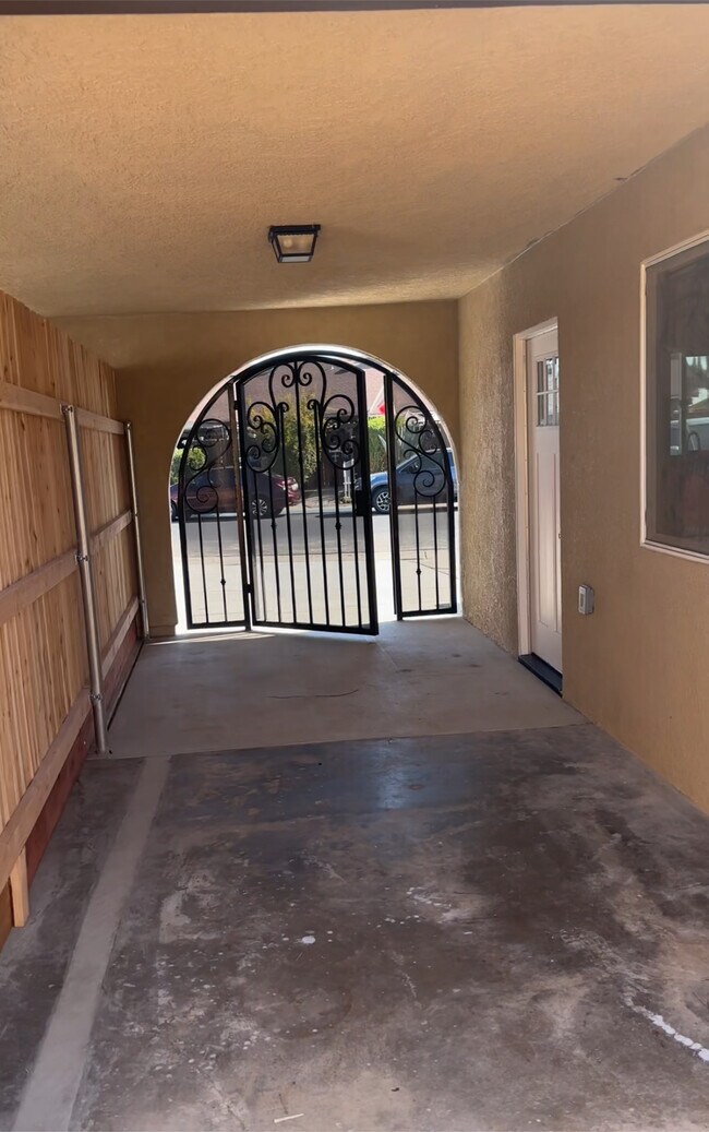 Photo - 2061 Marlow St