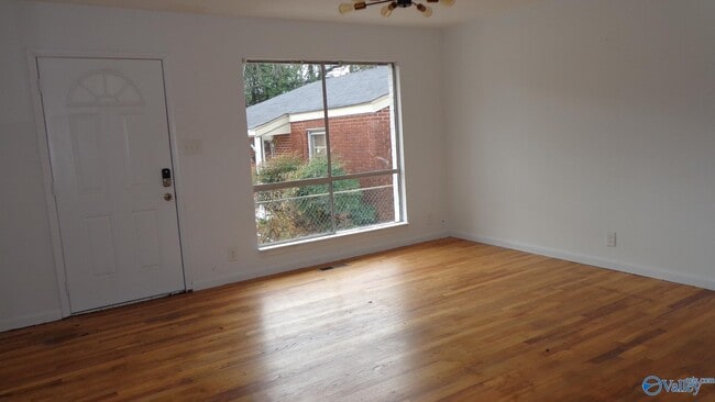 Photo - 114 Drake Ave SW