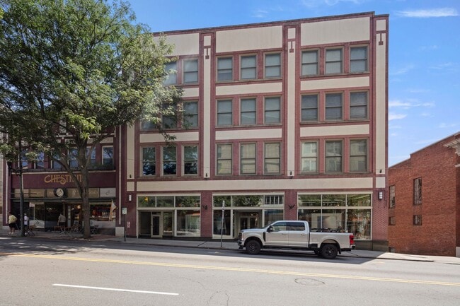 Building Photo - Beautiful Downtown Condo - Elevator Access, Parking Included Unit 203