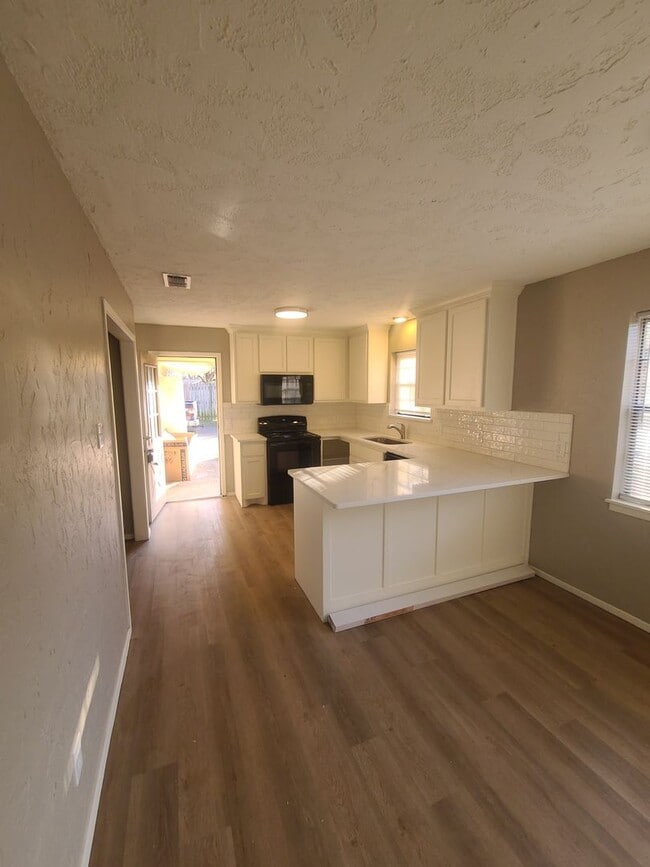 Building Photo - 2/1.5 covered parking, fireplace