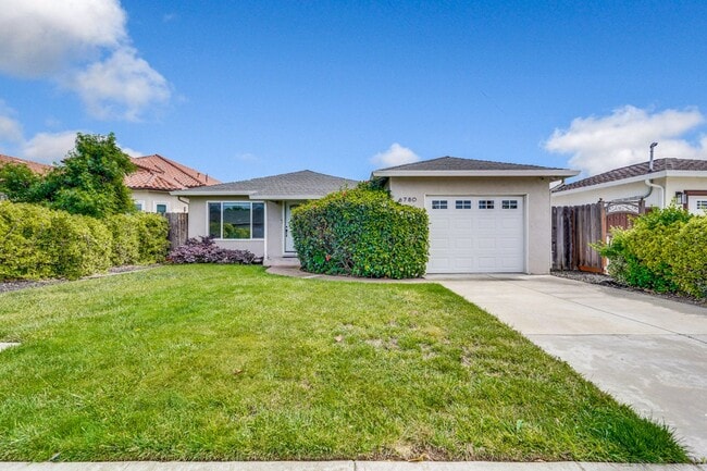 Building Photo - Rare 2 Bed 1 Bath Home with Huge Private Backyard