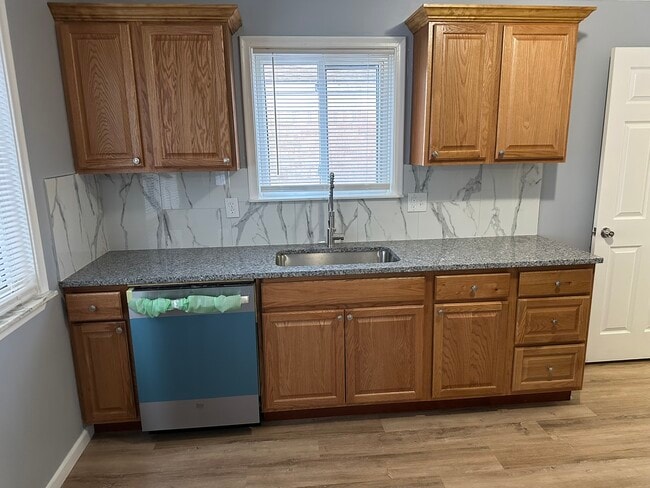 Photo - 19566 Webster St