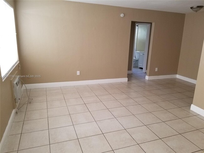 Photo - 16851 NE 21st Ave Unidad 4