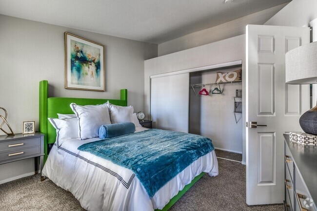 2 BR, 2 BA - 943 SF