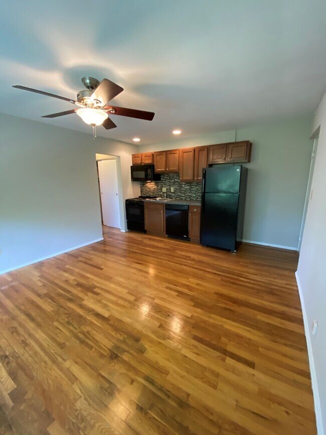 Building Photo - 558 Lowell Ave Unit 558-08