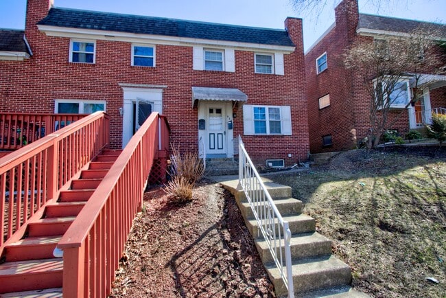 Photo - 824 Wabank St