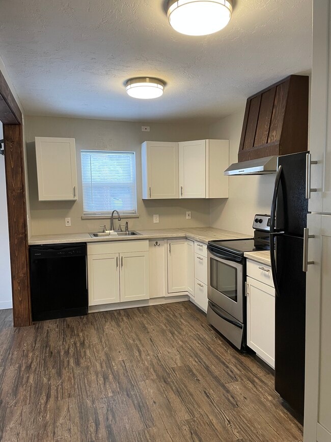 Building Photo - 209 W Barnes Rd Unit MIL Suite Loft Paid Utili