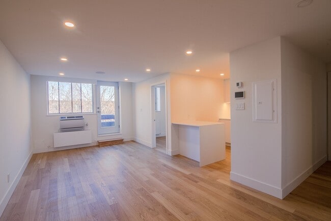 Building Photo - 4800 Maisonneuve Blvd W Unit 703