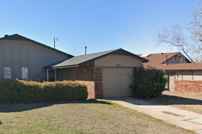 Building Photo - 2 bed duplex with 1 1/2 baths, bonus room and a 1 car garage for lease in SW OKC! (no fenced yard)