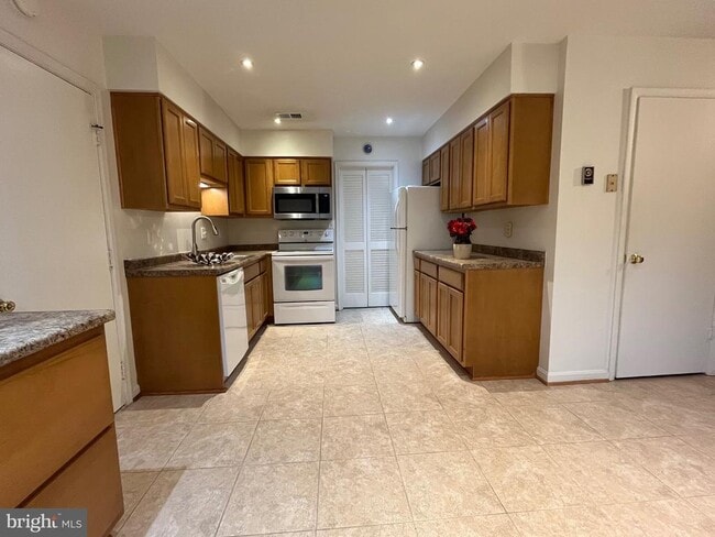 Building Photo - 12701 Pinecrest Rd