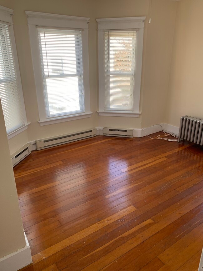 Building Photo - 634 Main St Unit 2