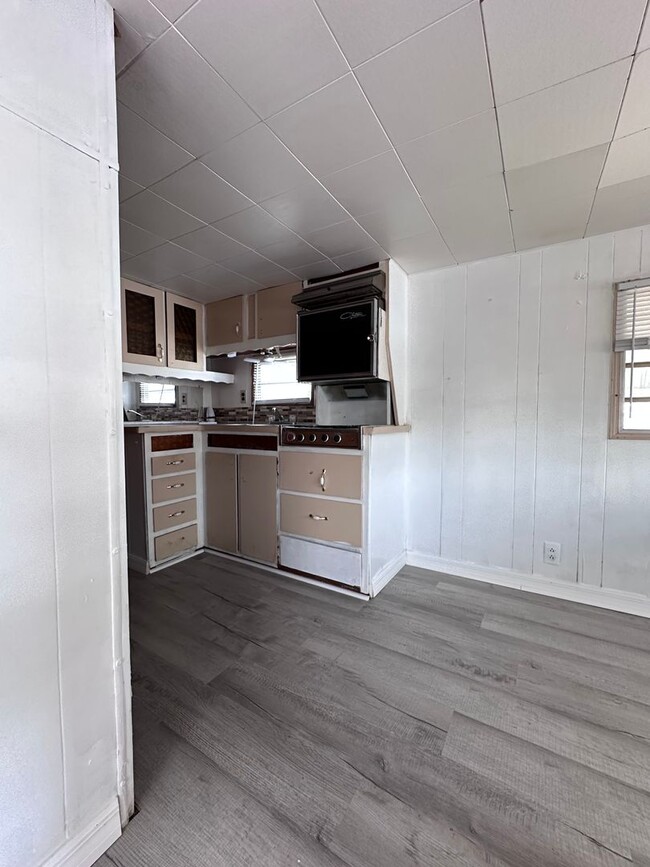 Photo - 1/1 Mobile Home - Rent to own - Zephyrhills, FL Unit 10