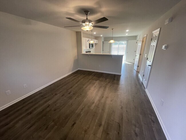 Photo - 1005 Peony Ln