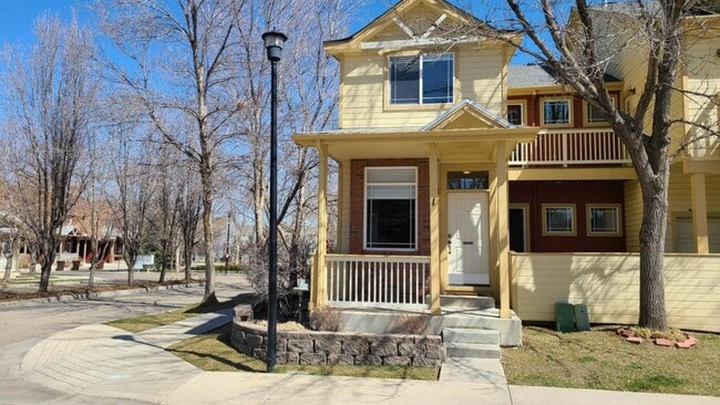 Building Photo - 818 S Terry St Unit 1