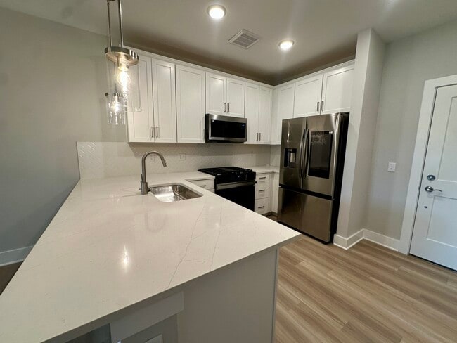 Beautiful and functional - 76 Old Mill Bottom Rd N Unit 203