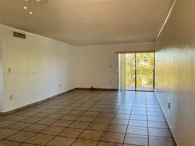 Photo - 1910 W 56th St Unidad 3302