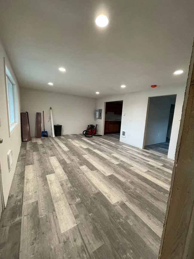 Building Photo - 1 Bedroom, 1 bath lower basement apartment!