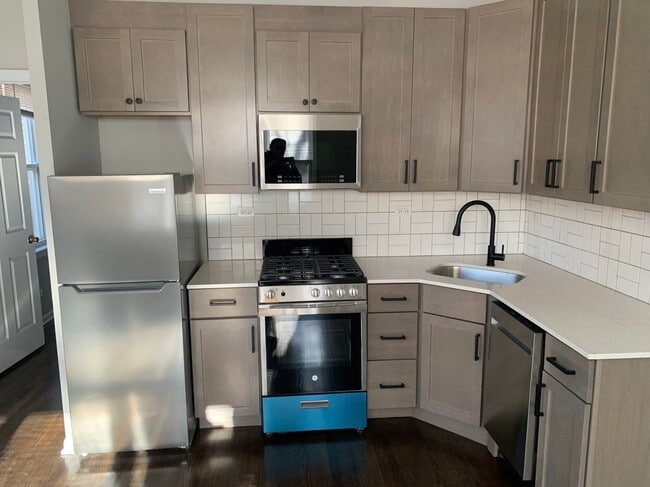 Building Photo - 910 W Dakin St Unit 301