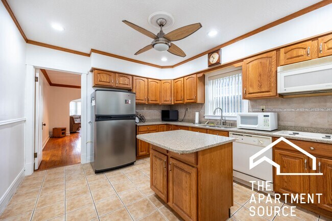 Building Photo - 2305 N Melvina Ave Unit 1