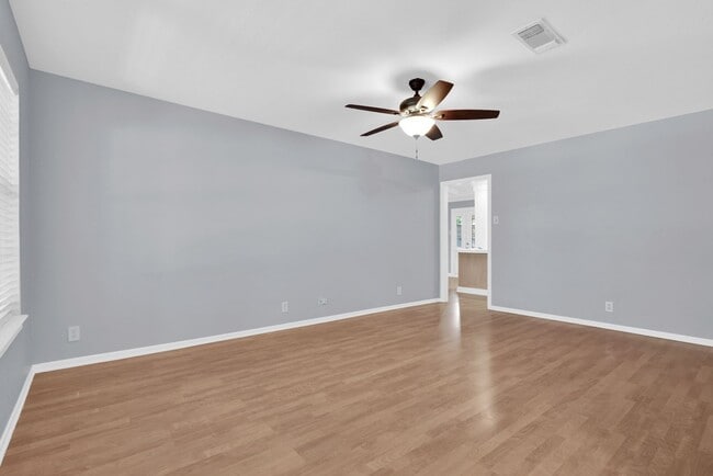 Photo - 3/2/2 in Quiet Sherman Neighborhood Near Fairview Park!