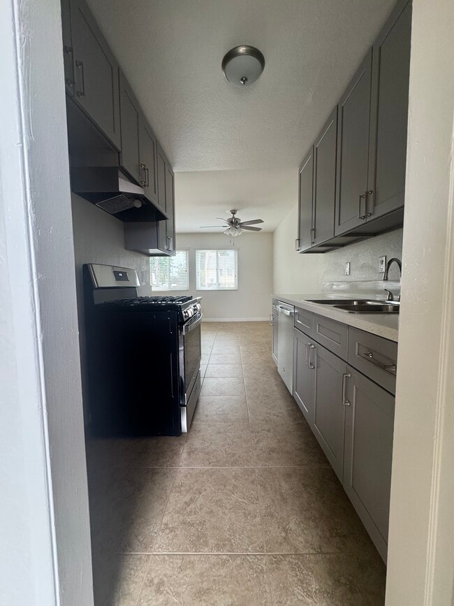 Photo - 18535 Saticoy St Unidad 205