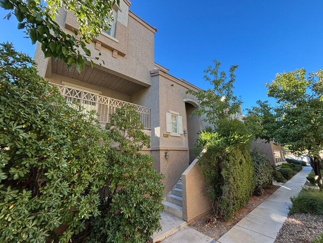 Building Photo - Spacious Tri-Level 4-Bedroom Home with Bal...