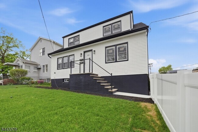 Photo - 551 Schuyler Ave