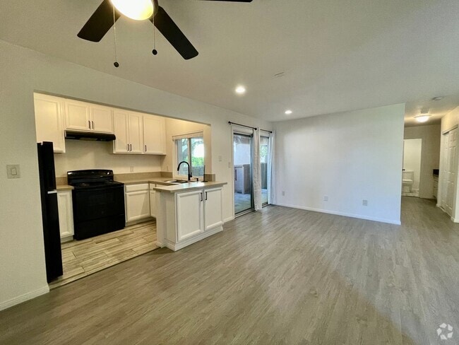 Building Photo - 1 Bed/1 Bath Condo With Bonus Room Unit #I