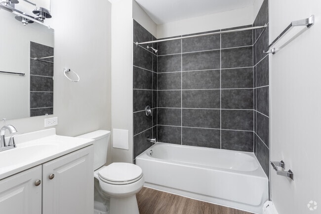 2BR,2BA,975SF