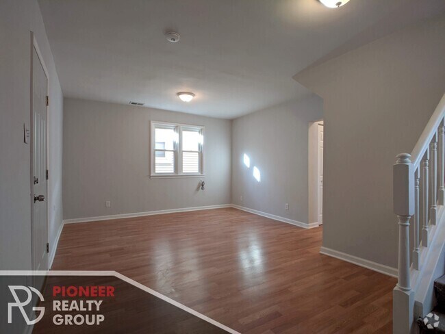 Building Photo - 1520 W Melrose St Unit 2R Rental