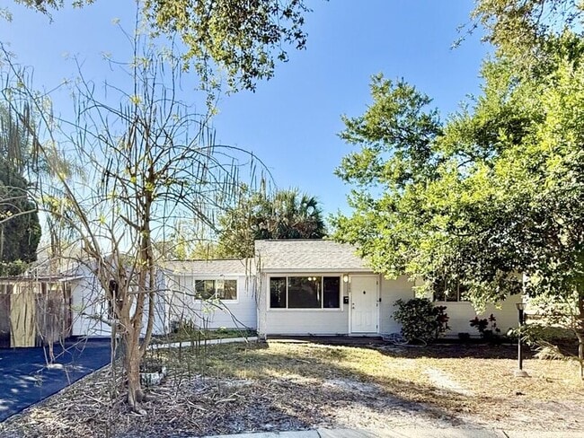 Building Photo - 2050 33rd Ave N