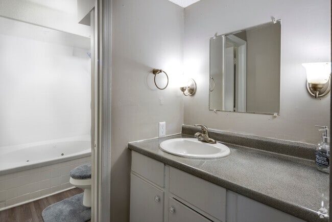 2BR, 1BA - 843SF - Bathroom