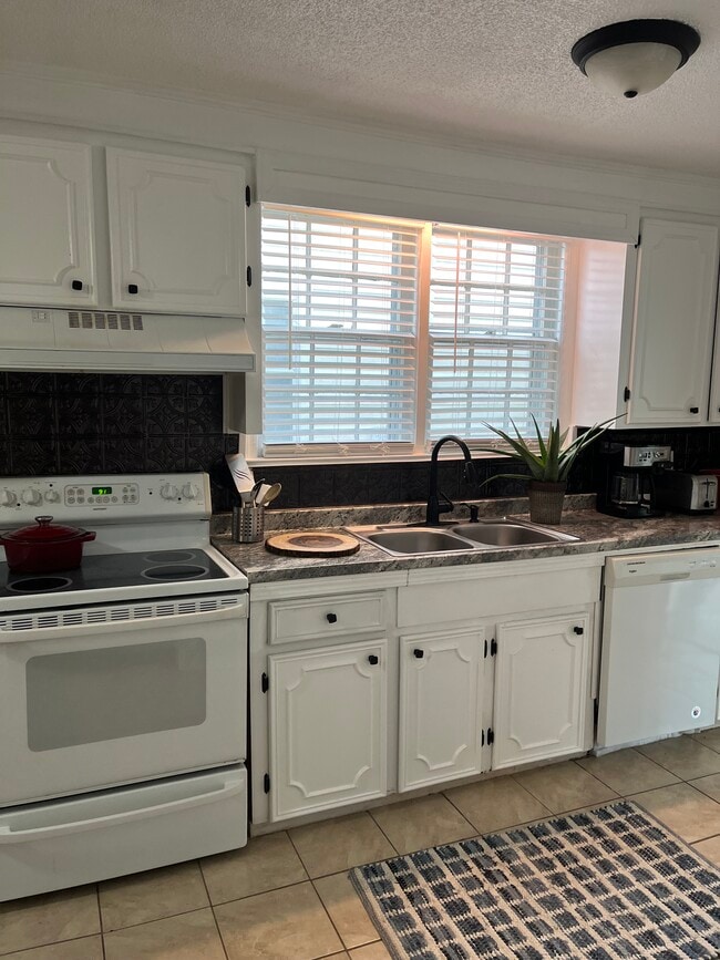 Photo - 611 Greenway Dr