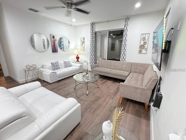 821 Land Ave