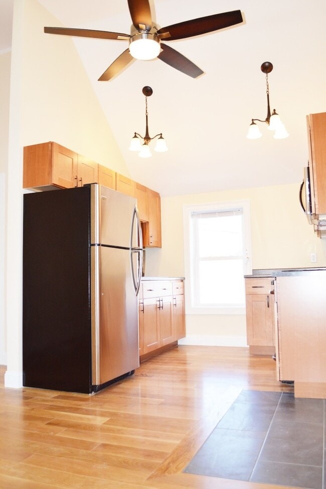 Building Photo - 220 North Ave Unit APT 2