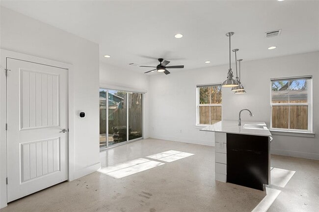 Photo - 1003 Fiesta St