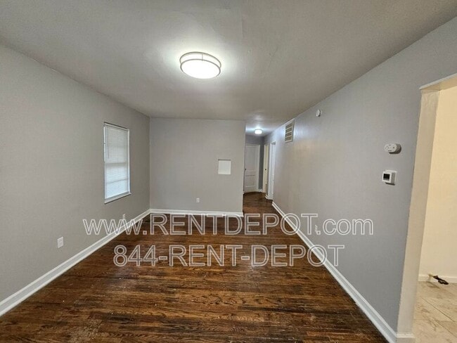 Photo - 1528 SE Riverside Dr