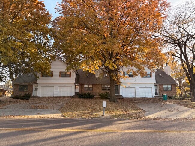 Building Photo - 10207 W 85th St