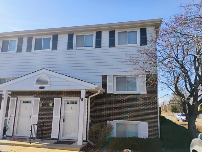 Building Photo - 553 W Park Ave